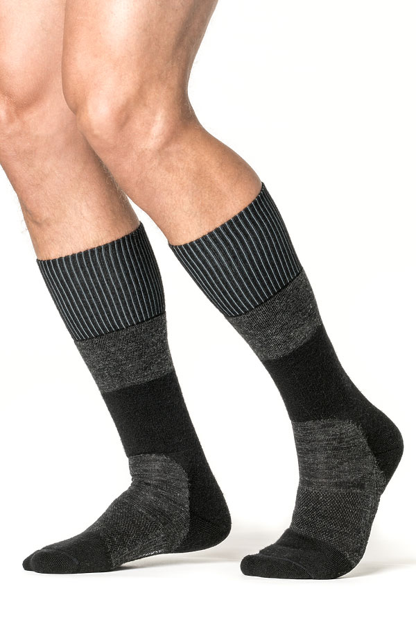 Woolpower_Socks_Skilled_Classic_Knee-High_400_Socken_dark_grey_black_2