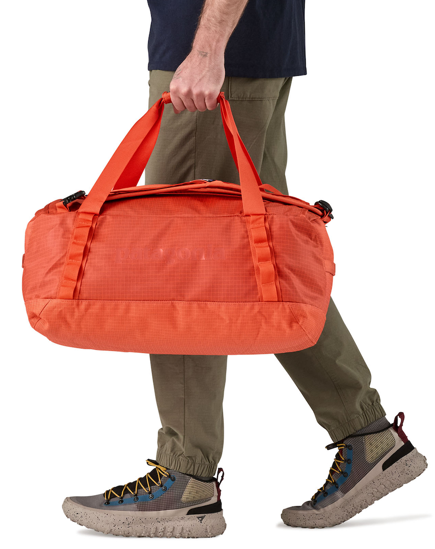 P-28101_Patagonia_Black_Hole_Duffel_40L_PLNO_2 Beispiel PLNO