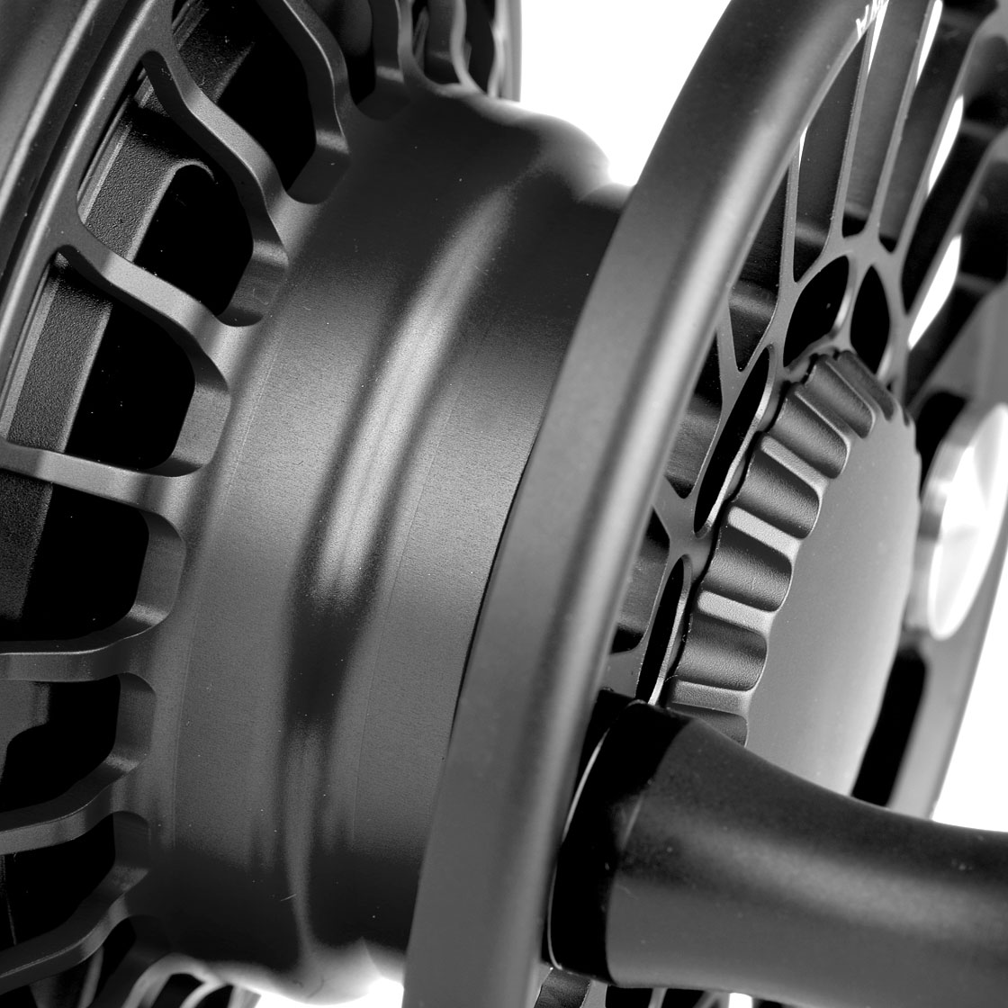 P-18958_mako_reel_fliegenrolle_matte-black_9500_detail_2