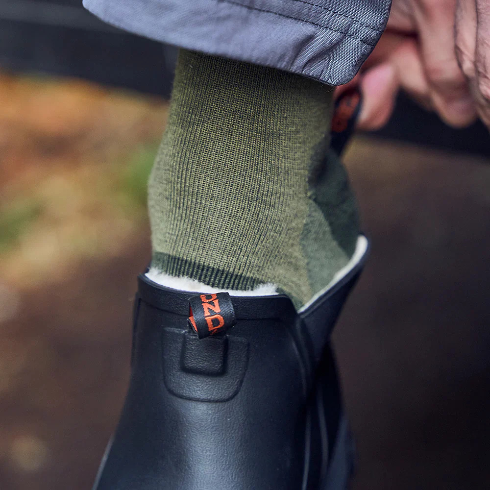 P-27652_Grundens_Deviation_Sherpa_Anke_Boot_Gummistiefel_black_Lifestyle_9