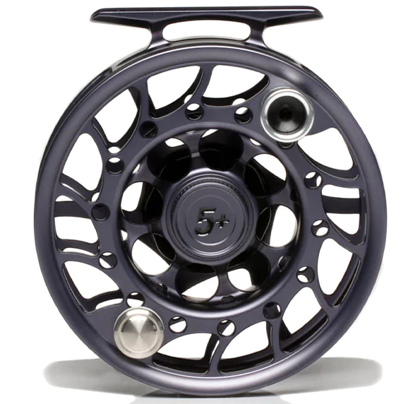 P-23105_Hatch_iconic_Fliegenrolle_5Plus_Gray-Black_3 5Plus