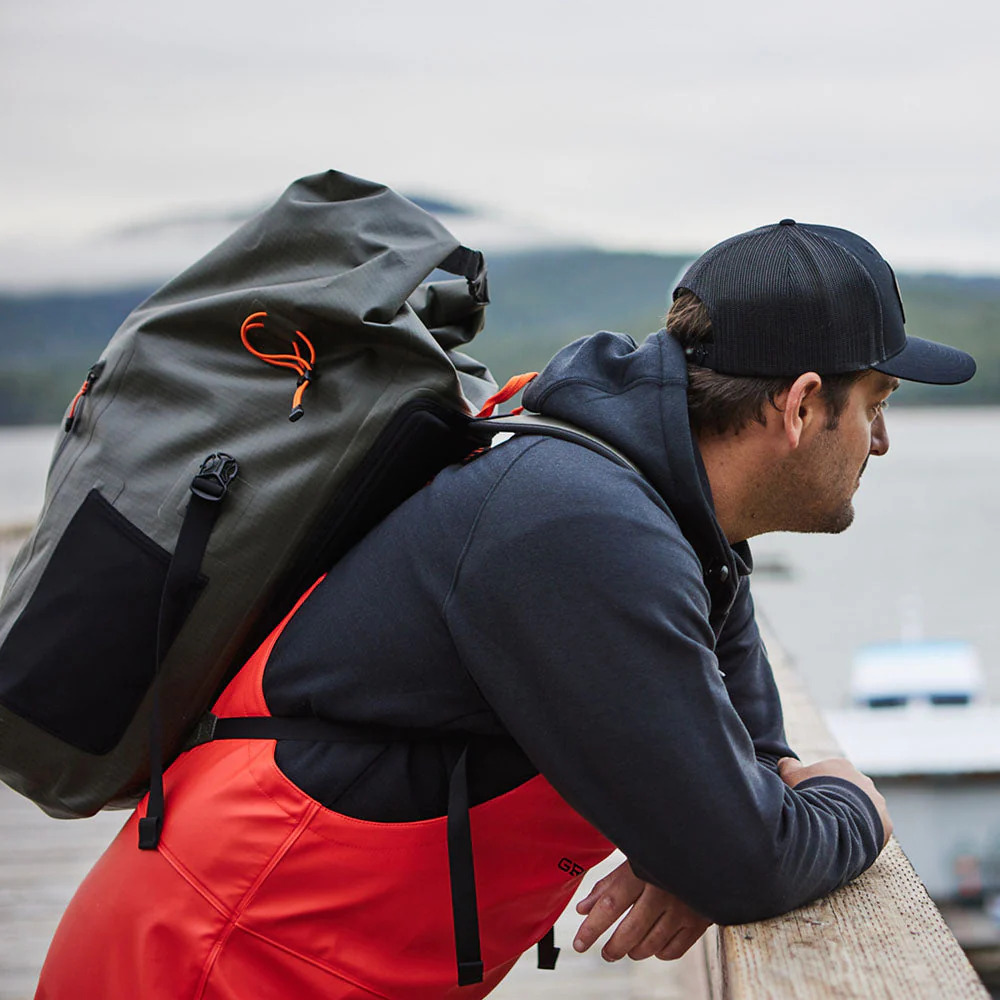 P-27665_Grundens_Wayward_Roll_Top_Backpack_38L_Rucksack_Anchor_Lifestyle_5 Beispiel