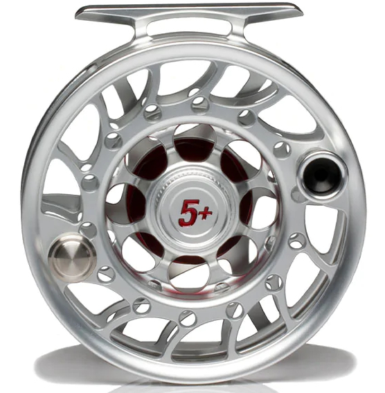 P-23104_Hatch_Iconic_Fliegenrolle_5Plus-Clear-Red_2 5Plus