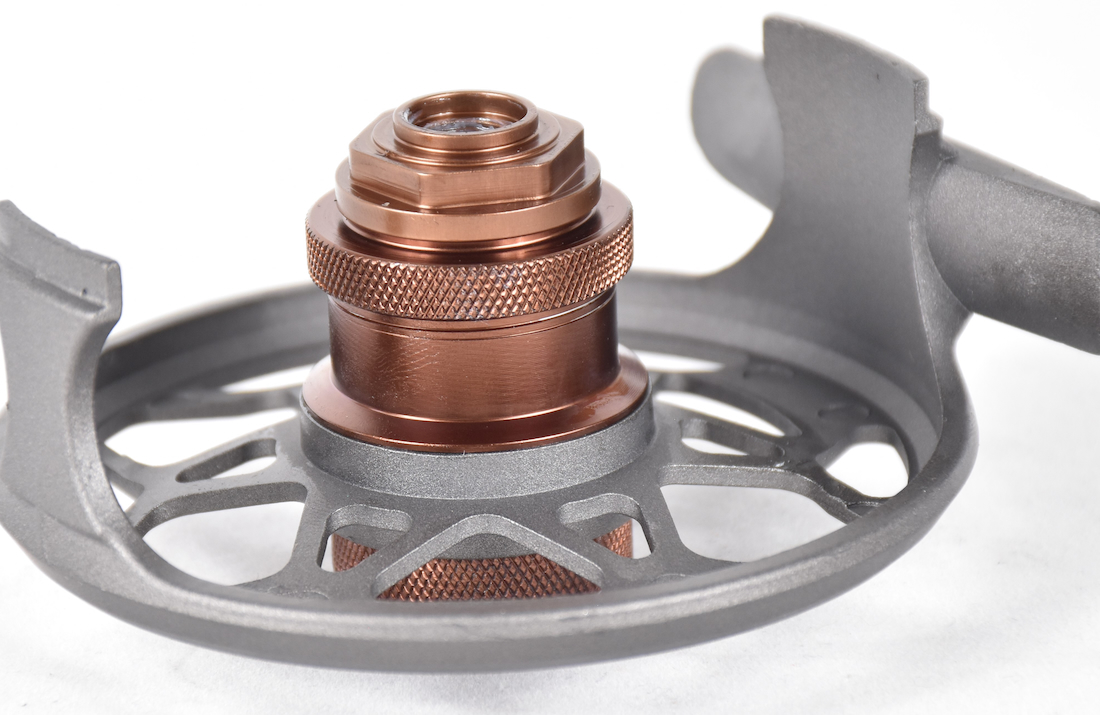 P-25673_JMC_Soon_Fliegenrolle_Brass_2