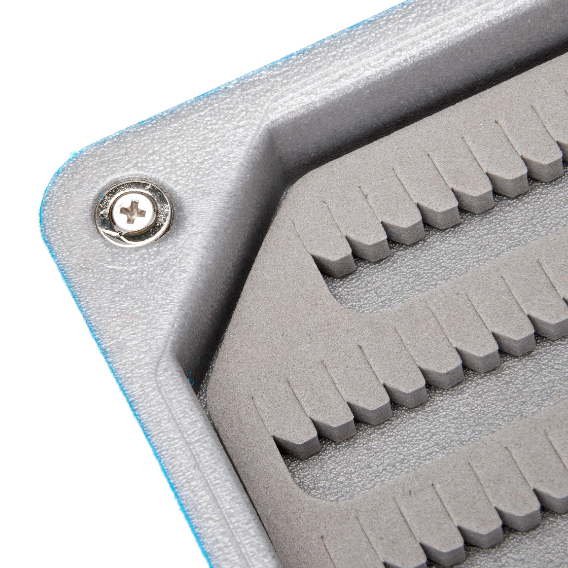 P-15630-fliegenbox-blau-klein-detail-3