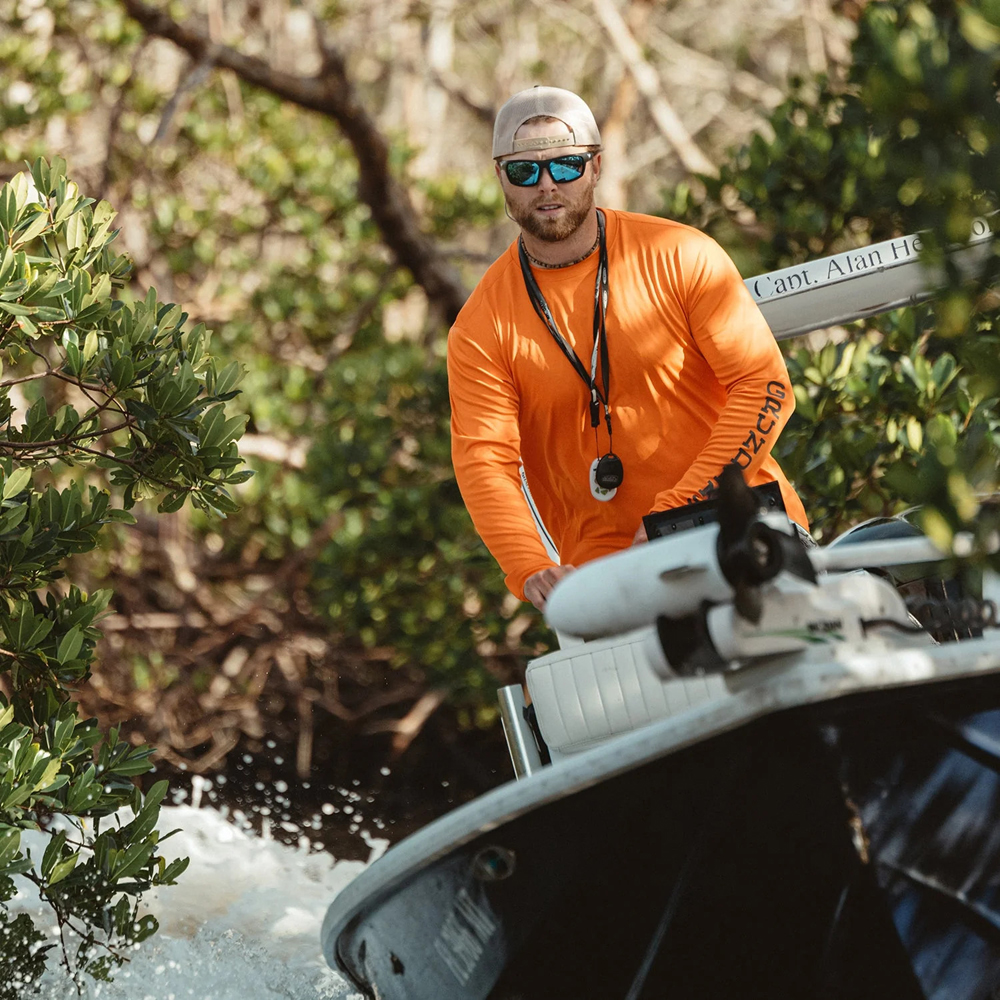 P-27585_Grundens_Tough_Sun_Crew_Shirt_UPF_50-_Sonnenschutz_red_orange_Lifestyle_6