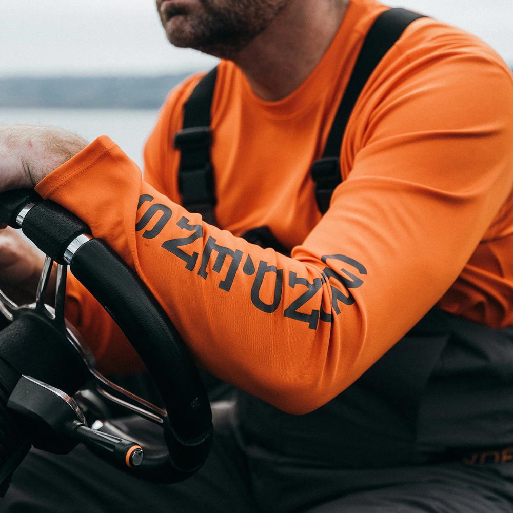 P-27585_Grundens_Tough_Sun_Crew_Shirt_UPF_50-_Sonnenschutz_red_orange_Lifestyle_8