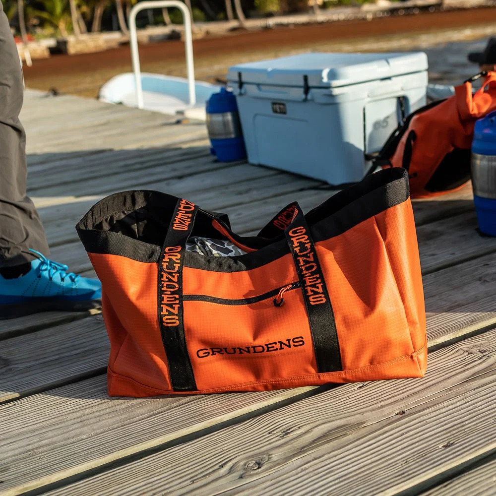 P-27670_Grundens_Gear_Hauler_Tote_Bag_Water_Resistant_Tasche_Watbekleidung_red_orange_Lifestyle_2