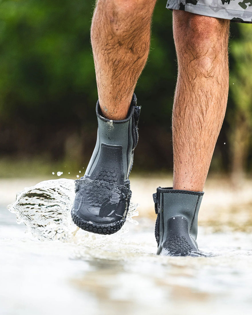 media/image/Simms_Zipit_Bootie_Wet_Wading_Boot_Lifestyle_1.jpg