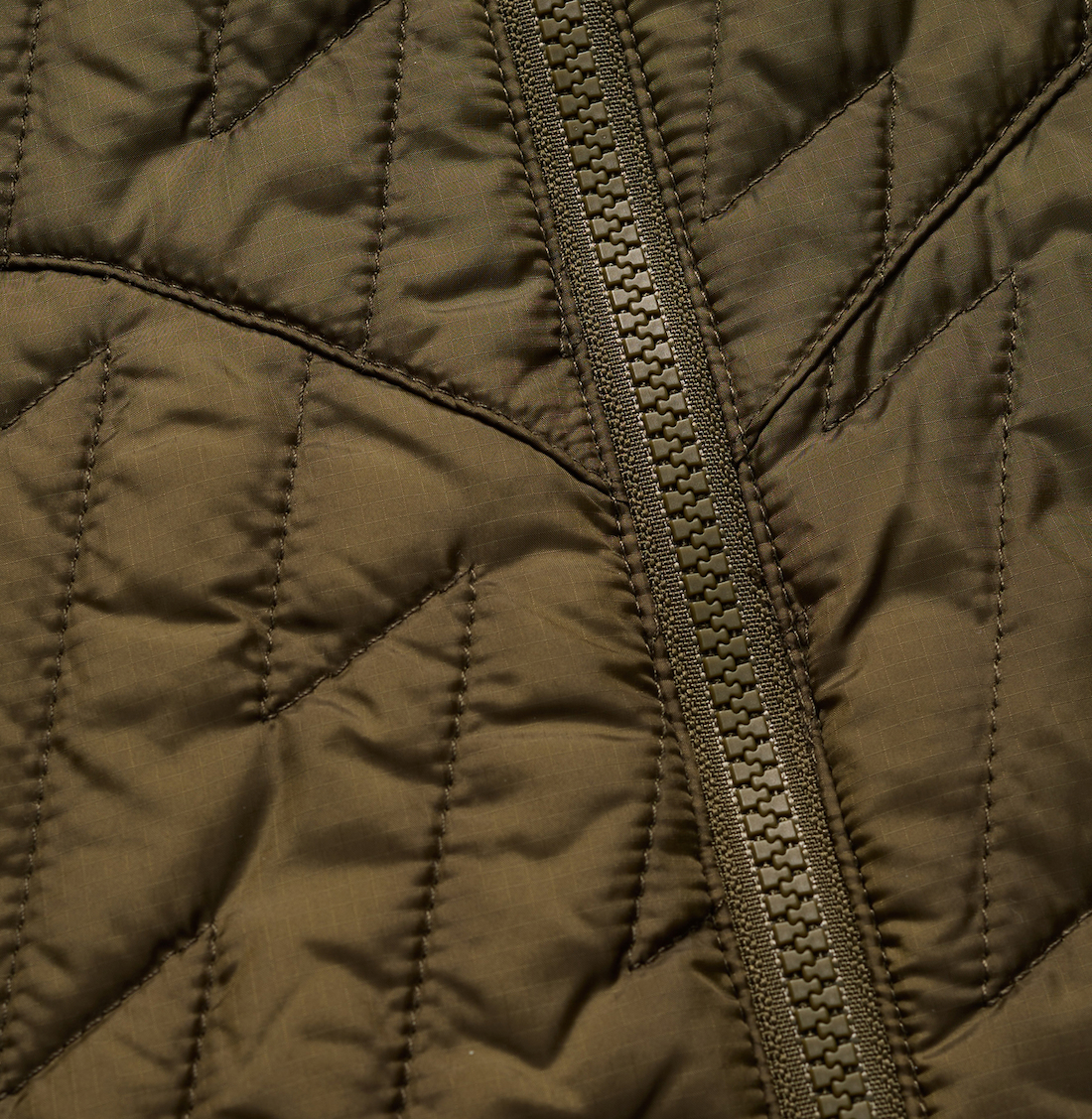 media/image/P-26023_Howler_Brothers_Voltage_Quilted_Ultra_Light_PrimaLoft_Jacket_olive_4.jpg