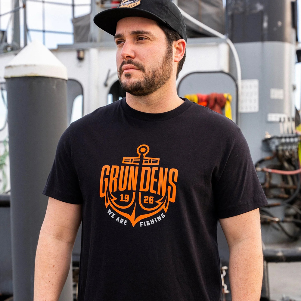 P-27620_Grundens_Logo_Anchor_SS_T-Shirt_Black_Lifestyle_3