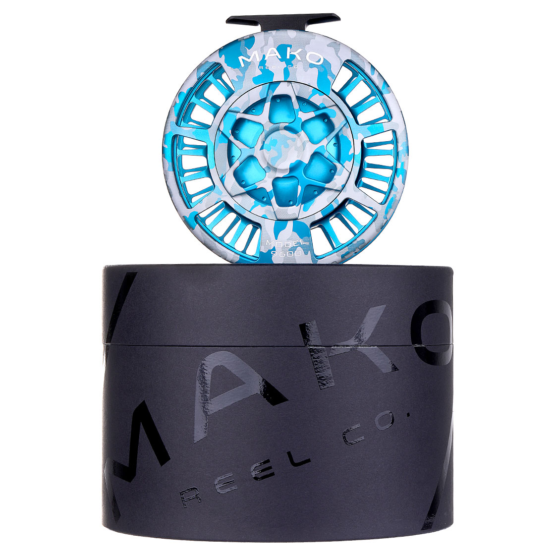 P-23189_mako_cosmo_camo-edition_9600_fliegenrolle_titel